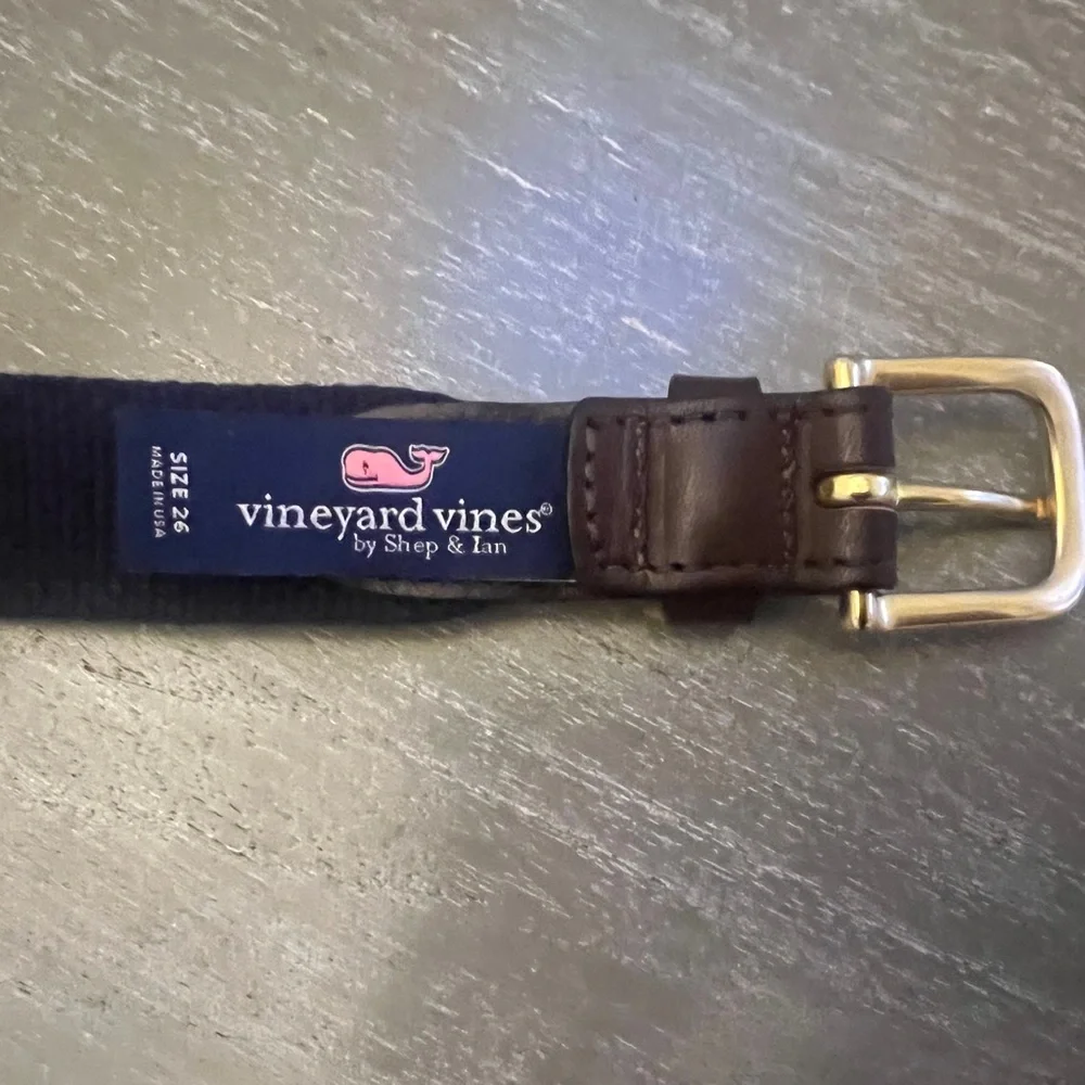 Vineyard Vines boys belt. Pink (salmon color) with crab print. Size 26. EUC